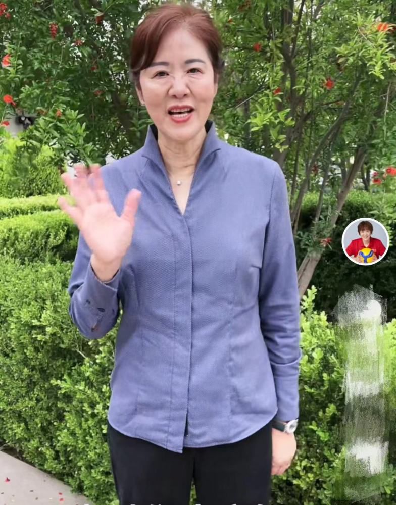 脾气怪僻的前片子放映员郝飞羽（贾宏声）用千里镜锁定一位女性后，会把她哄骗到放映间，但他其实不强奸或掳掠，只拿出私养的银环蛇。多名女性死于银环蛇之口，公安局成立以窥伺员文精华（张京生）、老周（韩廷琦）为首的“银蛇谋杀案”侦破小组。某日郝飞羽又用千里镜寻觅猎物时，无意间发现拍照师孔翔雄（朱晓叫）正在偷拍银行，随后他暗暗潜进孔的拍照馆偷得几张照片，黑暗策画起，几往后银行公然被盗，而他也从照片中发现，与银行司理石衡山（臧金生）打得火热的乔美奂（高宝宝），实际上是该起偷盗主谋钟年夜忠（王建成）的女友，决议欺诈。郝飞羽暗暗将一盘灌音带转给乔美奂，威胁其将一笔巨款送到体育馆，轰动钟年夜忠。钟年夜忠觉得欺诈者是石衡山，便派打手追杀。躲在暗处与之周旋的郝飞羽乘隙带走乔美奂，不久公安职员发现乔的尸身。“偷盗案”与“银蛇案”搅在一路。